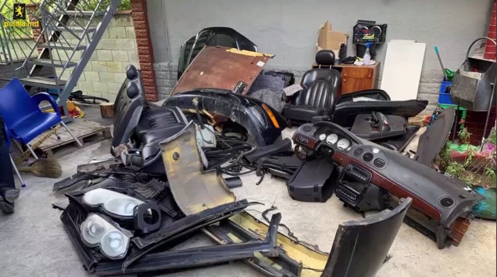 Doi tineri de 17 și 18 ani au fost reținuți după ce au furat un automobil din Chișinău și l-au dezasamblat pentru a fi vândut la fier vechi