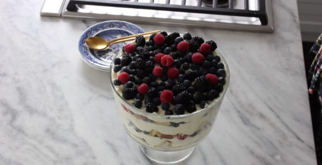 Desert englezesc cu fructe la pahar. Un deliciu care se prepară în 10 minute 1 Desert englezesc cu fructe la pahar. Un deliciu care se prepară în 10 minute
