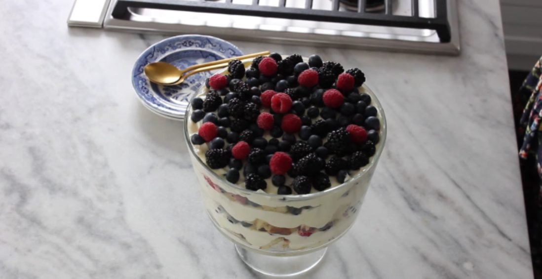 Desert englezesc cu fructe la pahar. Un deliciu care se prepară în 10 minute