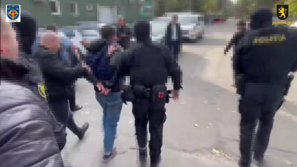 VIDEO// Un bărbat a fost reținut după ce a pretins 15.000 euro de la o femeie, pe care a amenințat-o că va publica imaginile filmate pe ascuns, în timp ce întrețineau relații sexuale 2 VIDEO// Un bărbat a fost reținut după ce a pretins 15.000 euro de la o femeie, pe care a amenințat-o că va publica imaginile filmate pe ascuns, în timp ce întrețineau relații sexuale