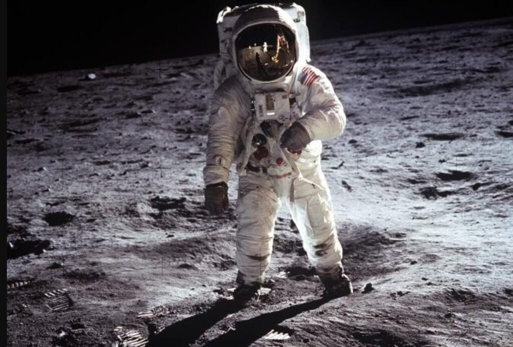 Înşelătorie... din spaţiu. O femeie i-a dat peste 30.000 euro unui "astronaut rus" care avea nevoie de bani să revină pe Pământ