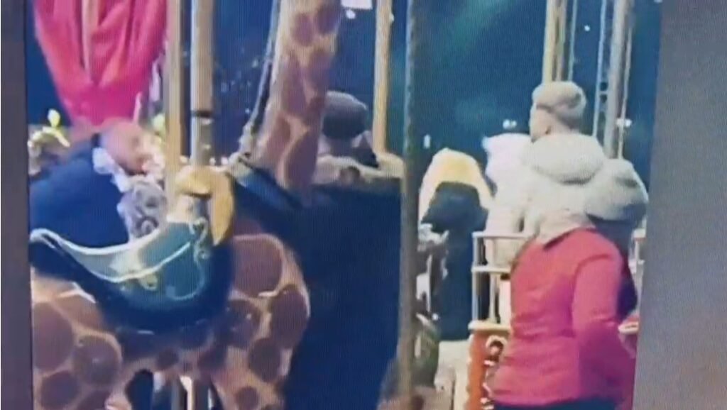 VIDEO// Două familii s-au luat la bătaie pentru ”a câștiga” un loc liber la caruselul pentru copii 1 VIDEO// Două familii s-au luat la bătaie pentru ”a câștiga” un loc liber la caruselul pentru copii