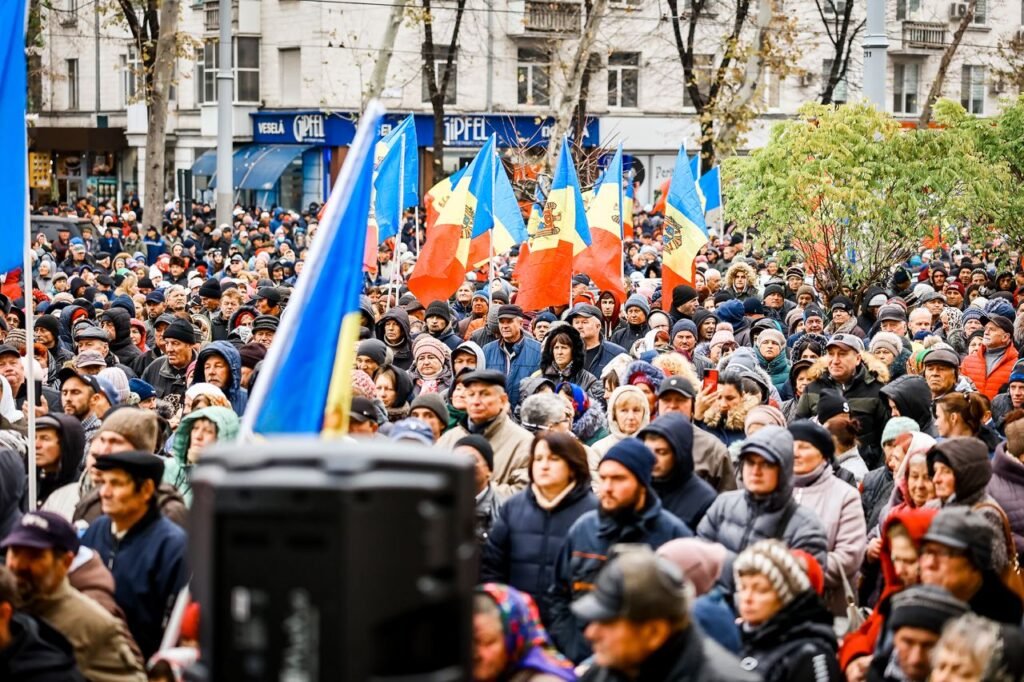 FOTO// Peste 50 de mii de oameni protestează față de capturarea Procuraturii Generale 28 FOTO// Peste 50 de mii de oameni protestează față de capturarea Procuraturii Generale