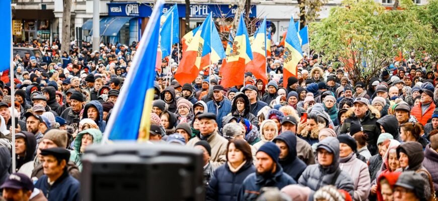 FOTO// Peste 50 de mii de oameni protestează față de capturarea Procuraturii Generale