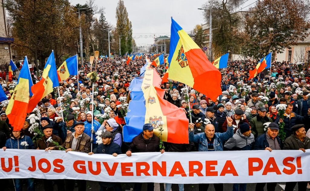 SONDAJ// Majoritatea moldovenilor consideră că protestele față de guvernare sunt justificate 3 FOTO// Statuia președintelui Maia Sandu, bătută cu flori