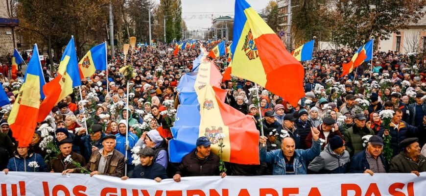 FOTO// Statuia președintelui Maia Sandu, bătută cu flori