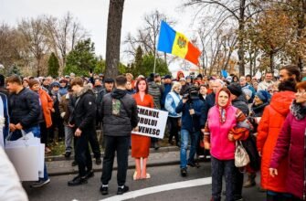 FOTO// Statuia președintelui Maia Sandu, bătută cu flori