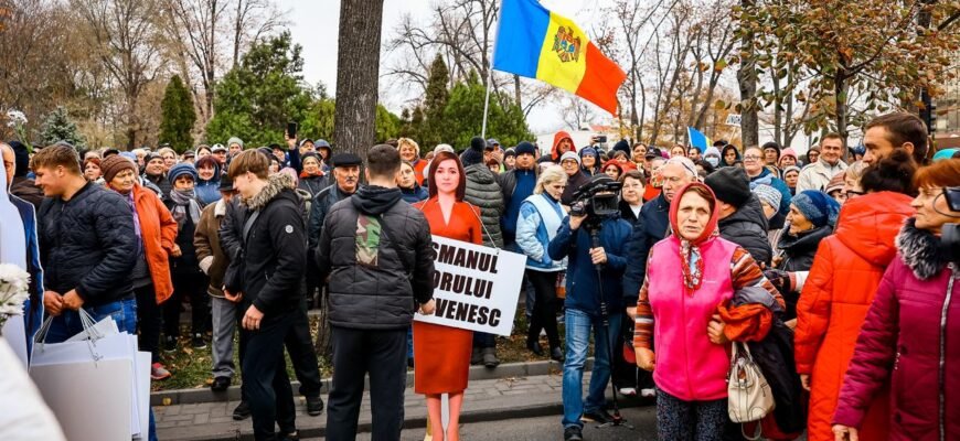FOTO// Statuia președintelui Maia Sandu, bătută cu flori
