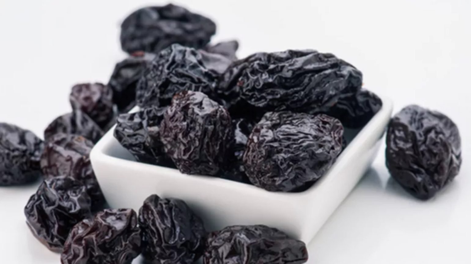 De ce trebuie să consumi prune uscate? Pot preveni una dintre cele mai întâlnite boli la femei