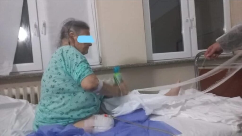 Bătrână de 84 de ani, cu un picior amputat, umilită de infirmiere: ”Nu suntem plătite să vă cărăm în spate” 1 Bătrână de 84 de ani, cu un picior amputat, umilită de infirmiere: ”Nu suntem plătite să vă cărăm în spate”