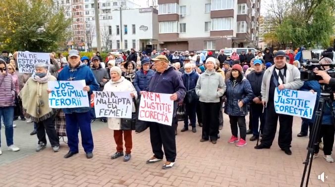 Protest în capitală: Cer „LIBERTATE” pentru cele 8 persoane care ar fi fost reținute abuziv după perchezițiile la sediul Partidului „ȘOR”