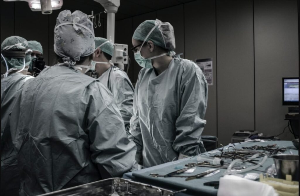 Tumoră ovariană de 70 de kg, care cântarea mai mult decât pacienta, operată de medicii unui spital din Torino