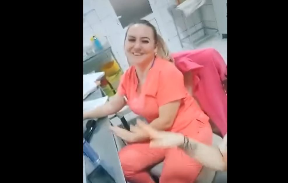 VIDEO// Două asistente medicale au fost sancționate după ce s-au filmat dansând pe manele în camera de gardă a spitalului