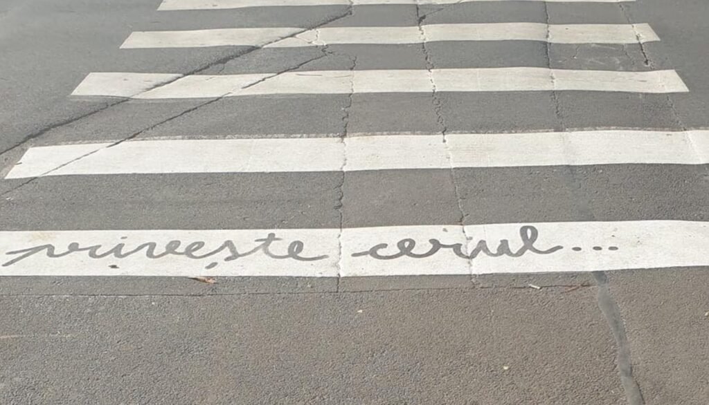 FOTO// Pietonii, îndemnați să privească cerul în timp ce traversează strada