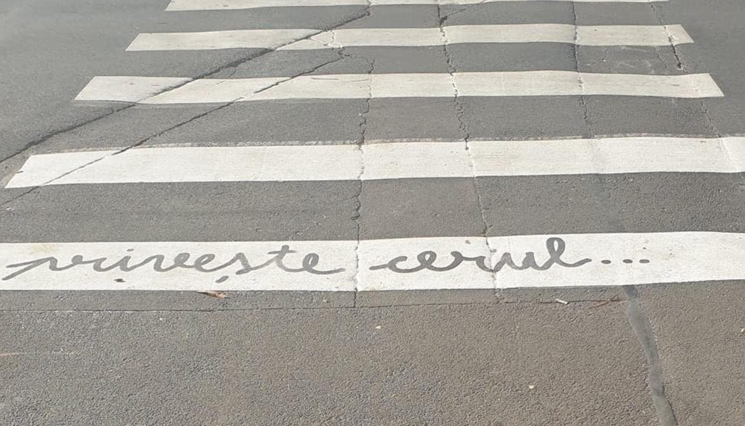 FOTO// Pietonii, îndemnați să privească cerul în timp ce traversează strada