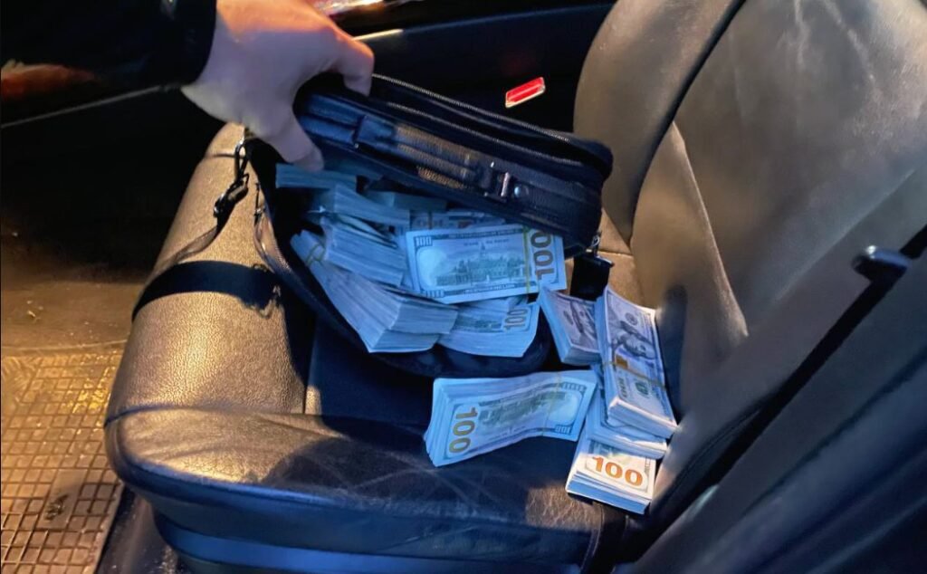 Doi ucraineni și un director de companie moldovean – reținuți pentru contrabandă cu valută din Europa 1 Doi ucraineni și un director de companie moldovean – reținuți pentru contrabandă cu valută din Europa