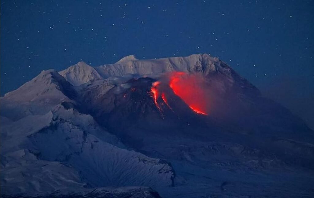 Un vulcan din Rusia e pe cale să erupă. Explozii de cenușă de până la 10-15 km ar putea avea loc oricând 1 Un vulcan din Rusia e pe cale să erupă. Explozii de cenușă de până la 10-15 km ar putea avea loc oricând