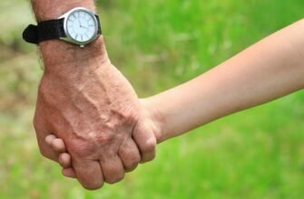 Bătrân de 72 de ani, arestat preventiv după ce a mângâiat și sărutat cu forța o copilă de 14 ani
