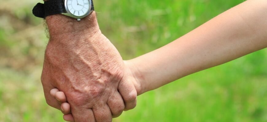 Bătrân de 72 de ani, arestat preventiv după ce a mângâiat și sărutat cu forța o copilă de 14 ani