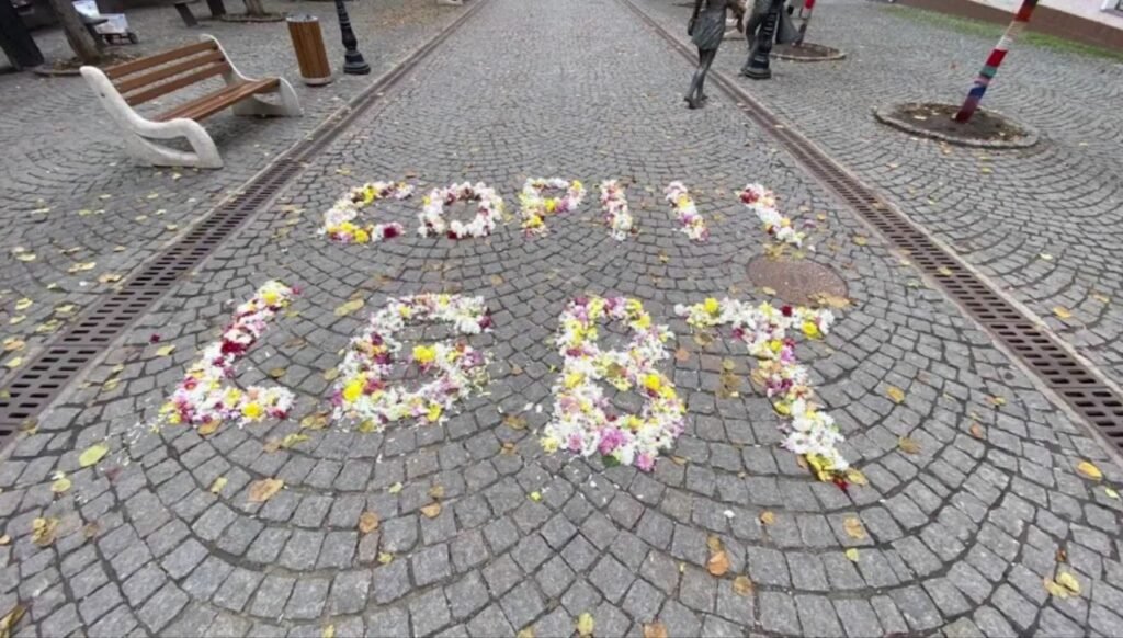 VIDEO// Compoziție florală „Copiii LGBT” pe strada pietonală din Chișinău. Reacția oamenilor