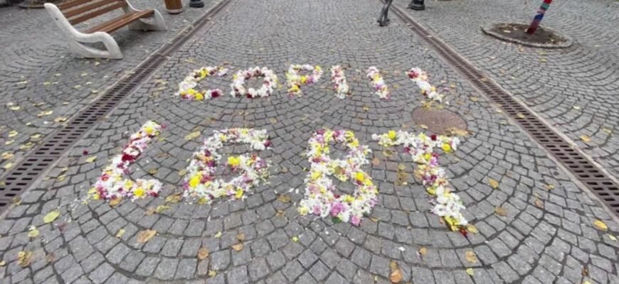 VIDEO// Compoziție florală „Copiii LGBT” pe strada pietonală din Chișinău. Reacția oamenilor