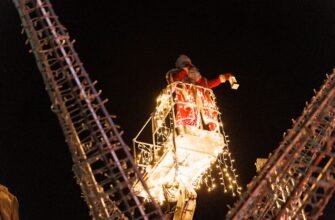 FOTO// Orheiul a dat startul sărbătorilor de iarnă. Luminițele de pe brad au fost aprinse de către Moș Crăciun, care a venit la eveniment cu o macara