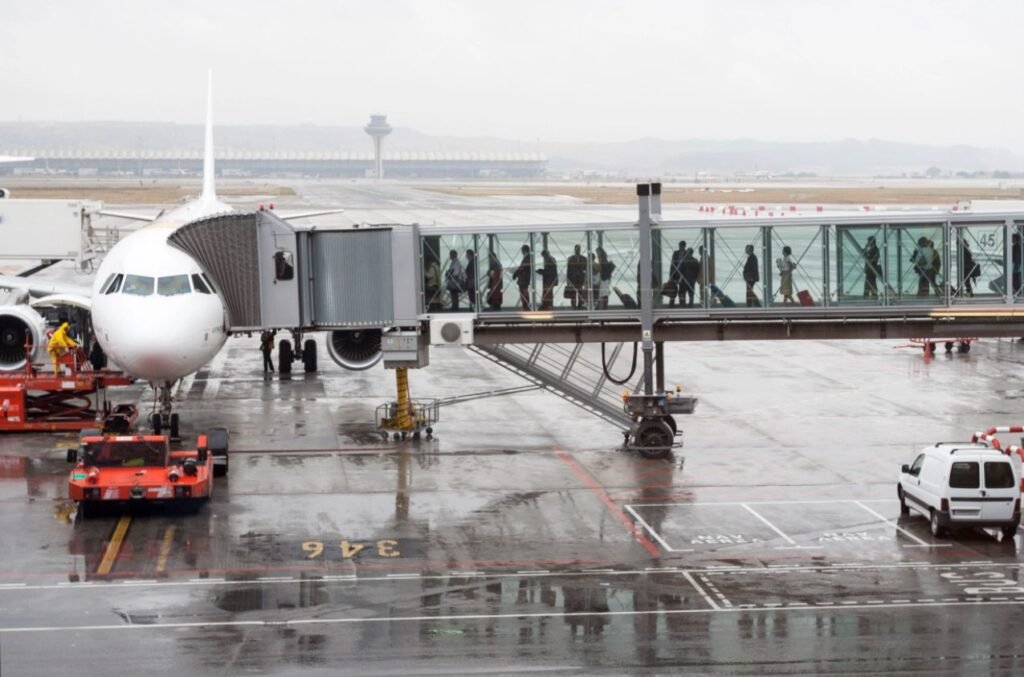 O tânără de 32 ani a decedat după ce a căzut de la 15 metri înălțime de pe podul de îmbarcare în avion