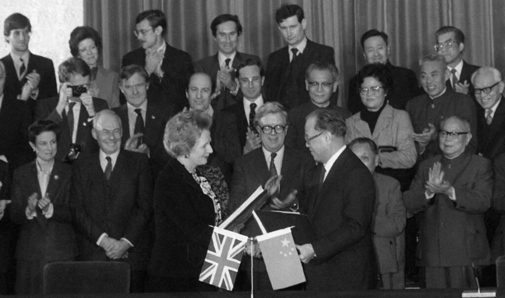 ISTORIE// 19 decembrie 1984 - Marea Britanie este de acord să restituie Hong Kong-ul Chinei 1 ISTORIE// 19 decembrie 1984 - Marea Britanie este de acord să restituie Hong Kong-ul Chinei
