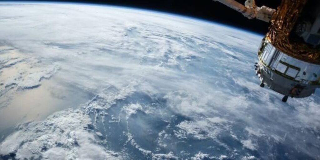 După ce a survolat Luna la mică distanță, capsula Orion se întoarce spre Terra