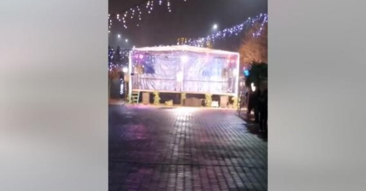 VIDEO// O cântăreață de muzică ușoară a susținut un concert fără spectatori la târgul de Crăciun: Toți mâinile sus