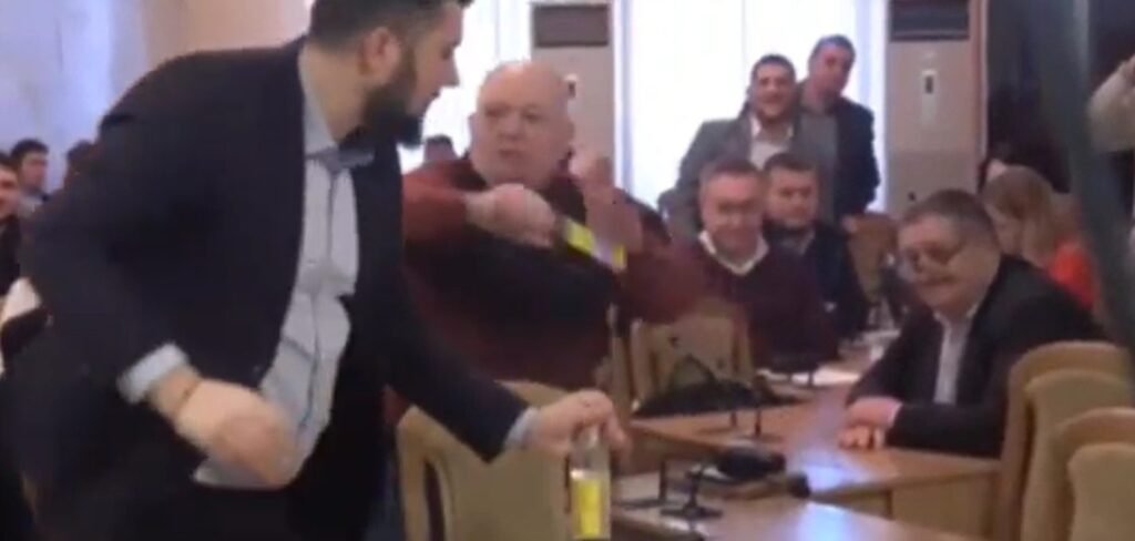 VIDEO// Un consilier PSRM a fost cât pe ce să fie lovit cu o sticlă în cap de către un consilier PAS 1 VIDEO// Un consilier PSRM a fost cât pe ce să fie lovit cu o sticlă în cap de către un consilier PAS