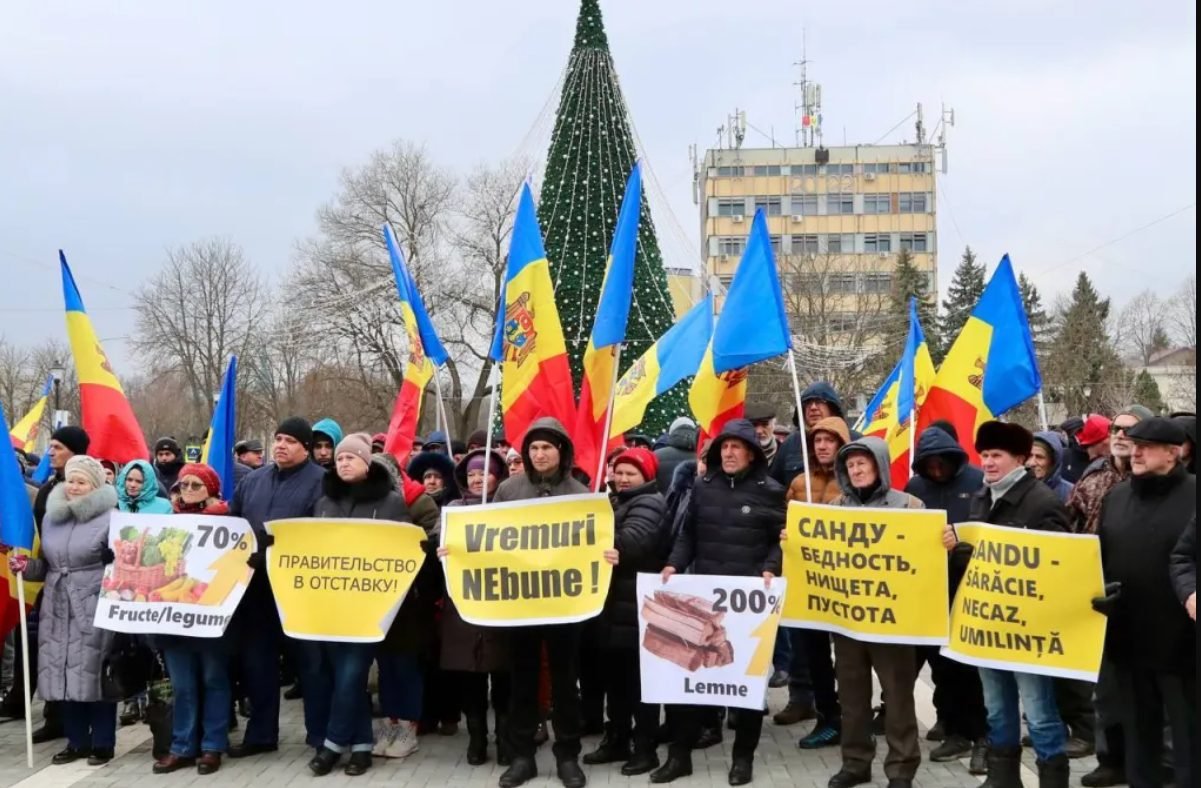 FOTO// Protest la Ungheni, organizat de PSRM. Oamenii au cerut demisia Guvernului PAS