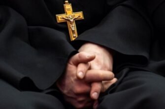 Un preot a fost reținut de poliție după ce a fost surprins cum masturbează în fața unui liceu