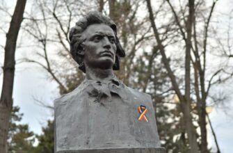 FOTO// O statuie a lui Mihai Eminescu a fost vandalizată cu mesaje obscene