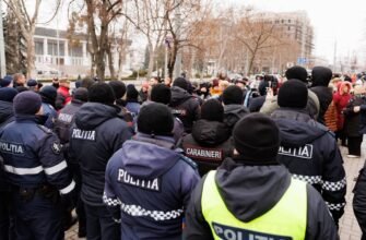 FOTO// Sute de pensionari, împiedicați de poliție să protesteze pașnic, la Parlament, față de indexarea pensiilor