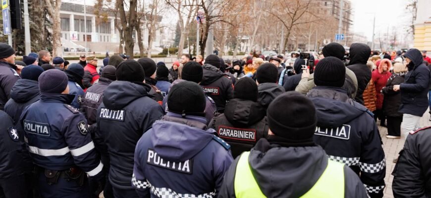 FOTO// Sute de pensionari, împiedicați de poliție să protesteze pașnic, la Parlament, față de indexarea pensiilor