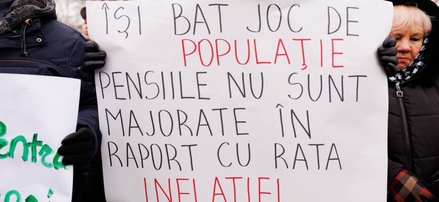 FOTO// Sute de pensionari, împiedicați de poliție să protesteze pașnic, la Parlament, față de indexarea pensiilor