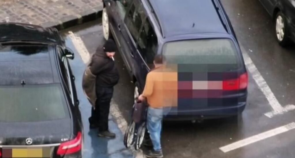 VIDEO// Imagini virale cu un bărbat în scaun cu rotile care se ridică în picioare și urcă într-o mașină