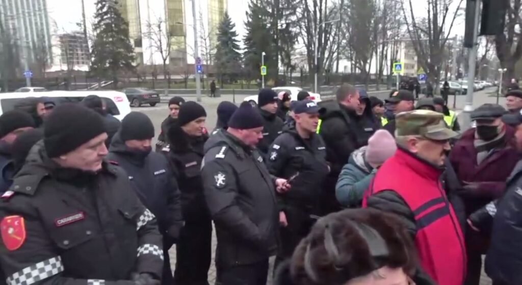 VIDEO// Pensionarii și mai mulți deputați ai Partidului ”ȘOR” au fost INTIMIDAȚI de poliție și nu li s-a permis accesul în fața Parlamentului 1 VIDEO// Pensionarii și mai mulți deputați ai Partidului ”ȘOR” au fost INTIMIDAȚI de poliție și nu li s-a permis accesul în fața Parlamentului