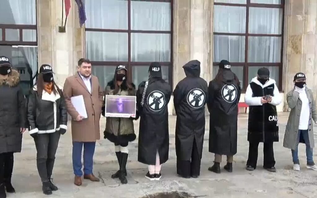VIDEO// Protestul jurnaliștilor moldoveni la București: Când ești un stat democrat, nu poți merge pe maniera lui Putin de a lupta cu jurnaliștii 1 VIDEO// Protestul jurnaliștilor moldoveni la București: Când ești un stat democrat, nu poți merge pe maniera lui Putin de a lupta cu jurnaliștii