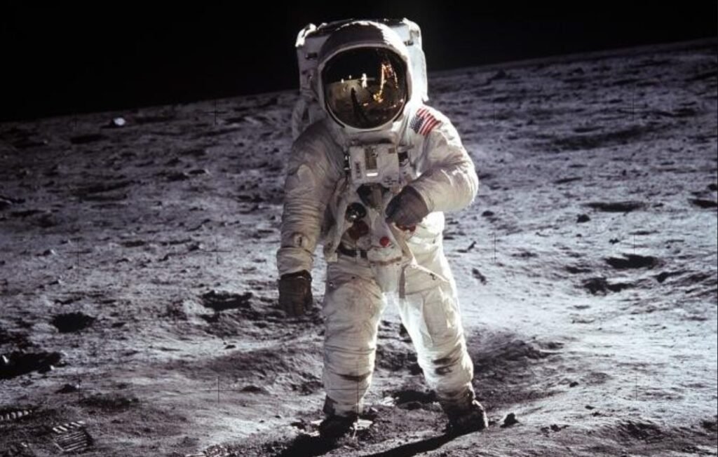 Walter Cunningham, ultimul astronaut al misiunii Apollo 7, a murit la vârsta de 90 de ani 1 Walter Cunningham, ultimul astronaut al misiunii Apollo 7, a murit la vârsta de 90 de ani