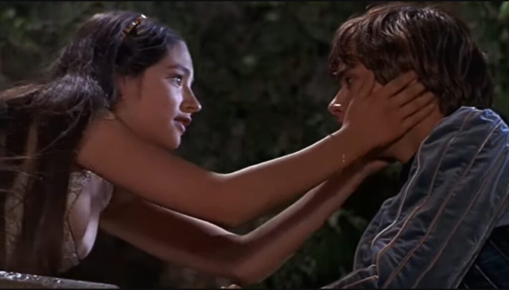 Protagoniștii filmului „Romeo și Julieta“ - regizat de Franco Zeffirelli - acuză producătorii de exploatare sexuală, după 50 de ani 1 Protagoniștii filmului „Romeo și Julieta“ - regizat de Franco Zeffirelli - acuză producătorii de exploatare sexuală, după 50 de ani