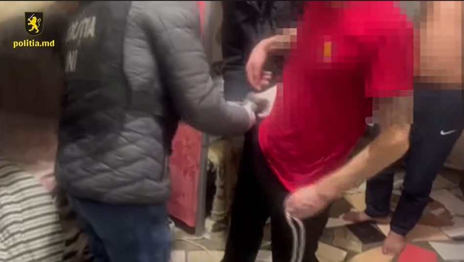 Fără frică de Dumnezeu! Sub pretextul că are nevoie de bani pentru intervenție chirurgicală a copilului său, însușea bani de la oameni