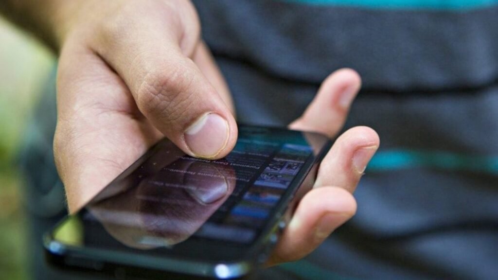 Un tânăr de 22 ani s-a trezit cu o factură de peste 80 000 lei de la operatorul de telefonie mobilă: Sunt disperat 1 Un tânăr de 22 ani s-a trezit cu o factură de peste 80 000 lei de la operatorul de telefonie mobilă: Sunt disperat