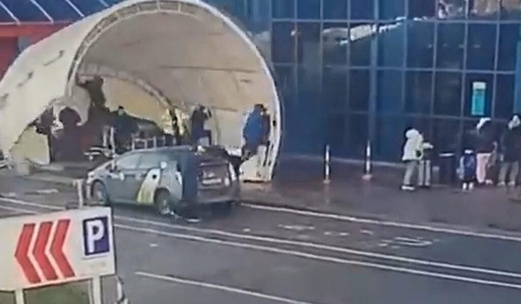 VIDEO// Cortul din fața Aeroportului Chișinău a fost luat de vânt... cu tot cu oameni. Victime nu au fost înregistrate 1 VIDEO// Cortul din fața Aeroportului Chișinău a fost luat de vânt... cu tot cu oameni. Victime nu au fost înregistrate