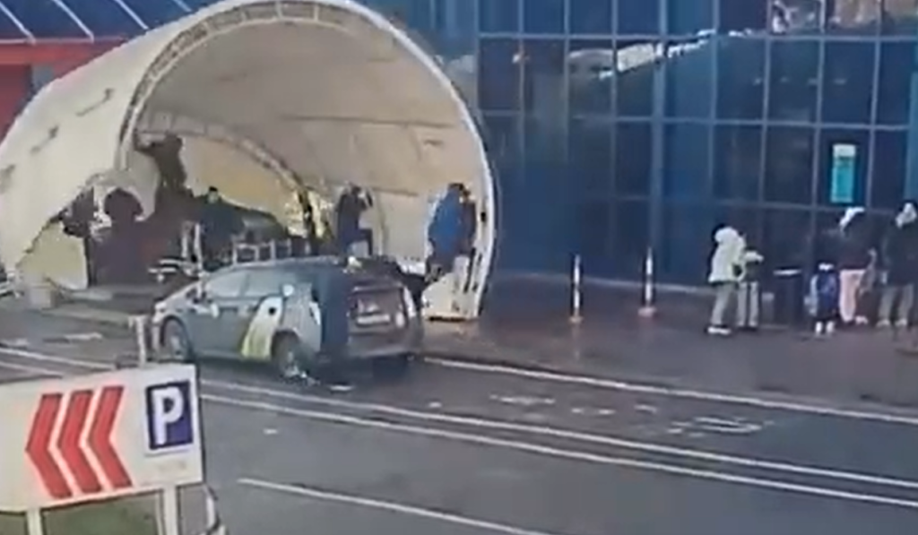 VIDEO// Cortul din fața Aeroportului Chișinău a fost luat de vânt... cu tot cu oameni. Victime nu au fost înregistrate 1 aeroport chisinau