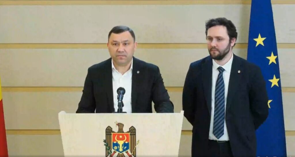 VIDEO// Deputații PAS explică de ce s-ar opri apa în Chișinău: Ivan Ceban cumpără iPhone la "nacialniși"