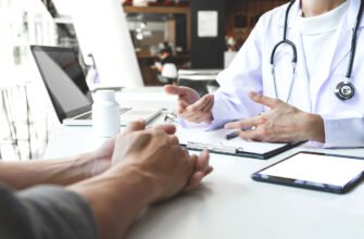 Un medic de familie a fost reținut după ce a luat mită de la peste 900 persoane, pentru adeverințe false de vaccinare
