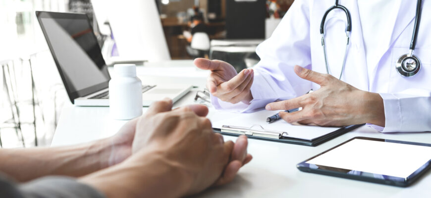 medic retinut pentru mita