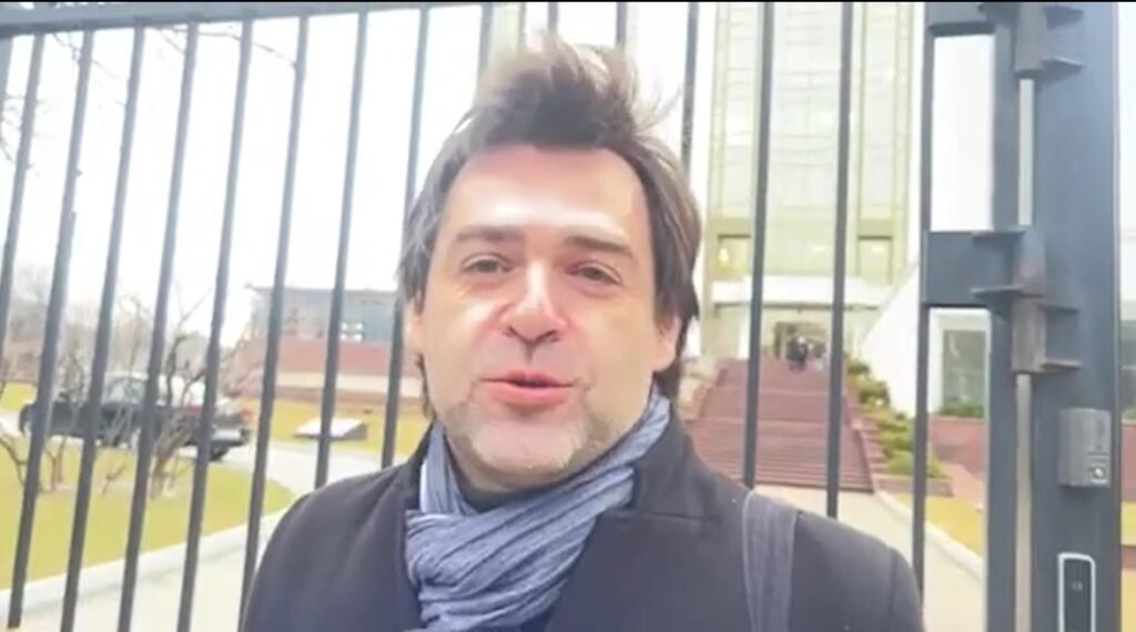 Deși cu 3 zile în urmă a fost testat POZITIV la COVID-19, Nicu Popescu a fost surprins la Președinție, fără mască: Nu este o vizită ieșită din comun 1 Deși cu 3 zile în urmă a fost testat POZITIV la COVID-19, Nicu Popescu a fost surprins la Președinție, fără mască: Nu este o vizită ieșită din comun